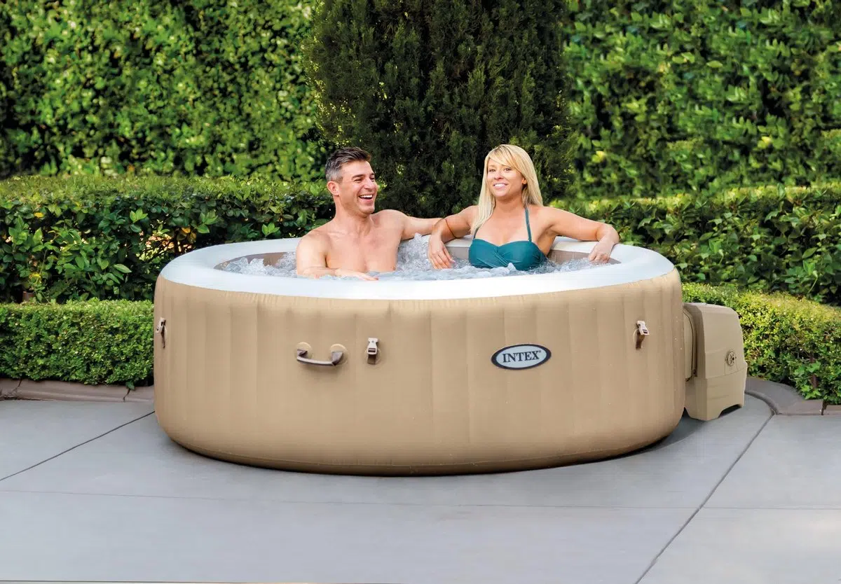 Opblaasbare jacuzzi plaatsen op de juiste ondergrond